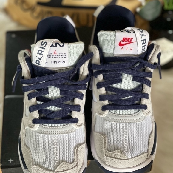 WOMEN’S JORDAN MA2 PARIS ST GERMAINE (PSG)  7.5 WITH BOX - Picture 5 of 9